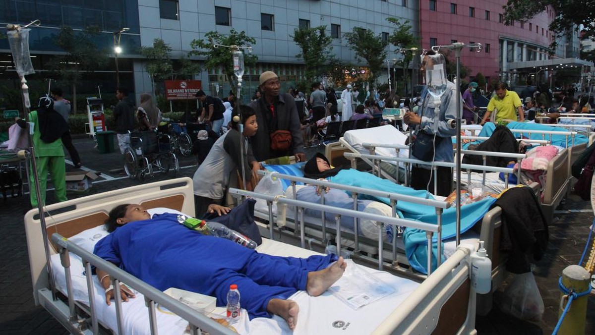 FOTO: Antisipasi Gempa Susulan, Pasien RS Unair Dirawat di Parkiran