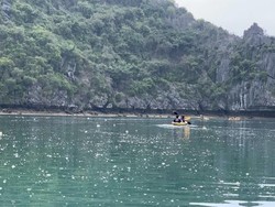 Tolong, Ha Long Bay Penuh Sampah!
