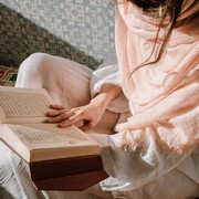 Baca dan Pegang Al-Qur'an Saat Haid, Bagaimana Hukumnya dalam Islam?