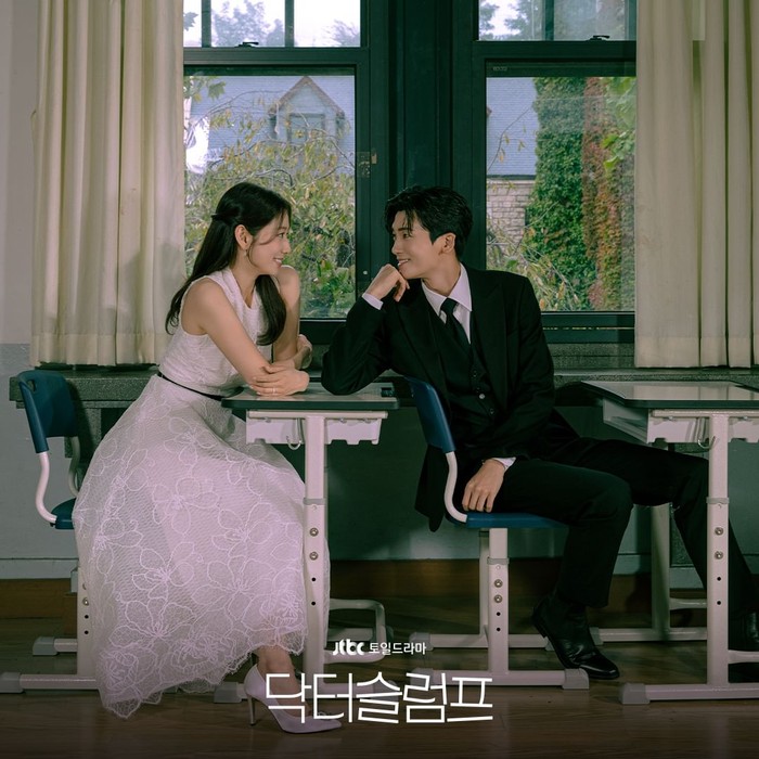 This time, the pre-wedding spot was held in the classroom.  The place where the two met as classmates and rivals during high school.  Very harmonious and intimate, Beauties!/ Photo: instagram.com/jtbcdrama