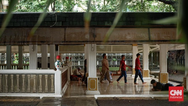FOTO: Berburu Kedamaian Lewat Tadarus di Masjid Perahu Tebet