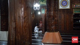 FOTO: Berburu Kedamaian Lewat Tadarus di Masjid Perahu Tebet
