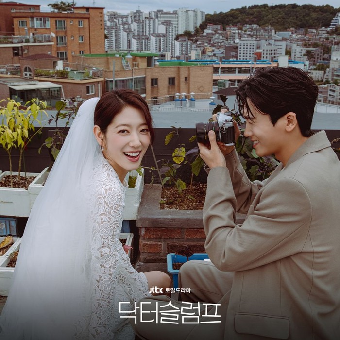 The concept and photo spots used also highlight the journey of their love story, you know.  Like the rooftop, where Ha Neul and Jeong Woo first met as adults/ Photo: instagram.com/jtbcdrama