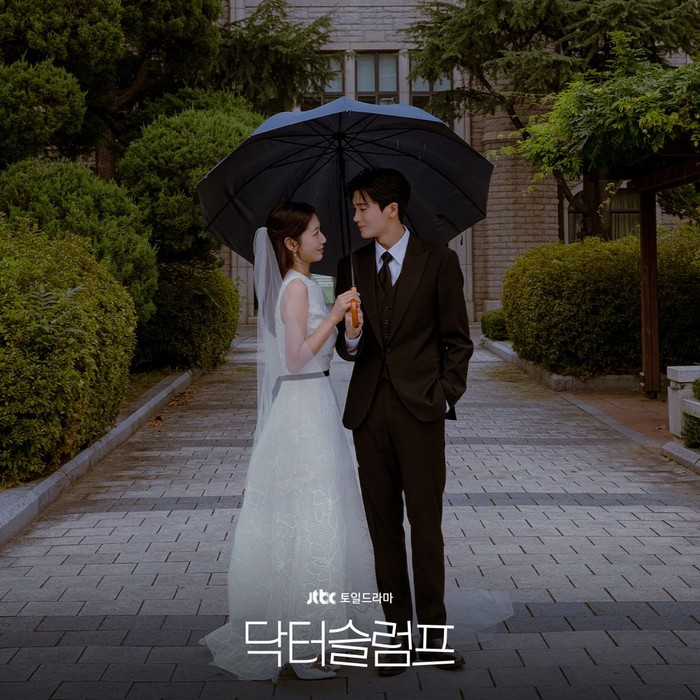 Another concept, Ha Neul appeared in a long white sleeveless dress combined with a black belt and veil, while Jeong Woo wore a black suit complete with tie/ Photo: instagram.com/jtbcdrama