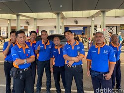 Cerita Pemudik Ingin Berbagi dengan Porter di Stasiun Pasar Senen
