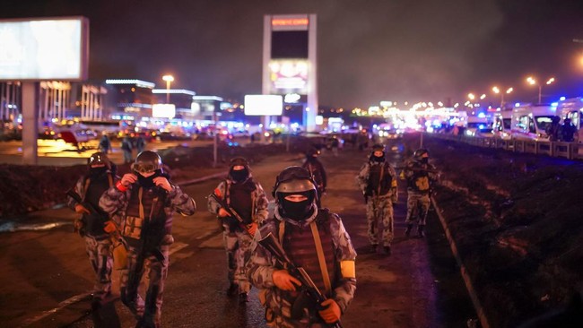 Para saksi mengungkapkan detik-detik mengerikan penembakan massal yang terjadi di gedung konser di Moskow, Rusia.