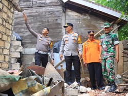 Polisi dan BPBD Cek Bangunan-Beri Bantuan Warga Terdampak Gempa Tuban