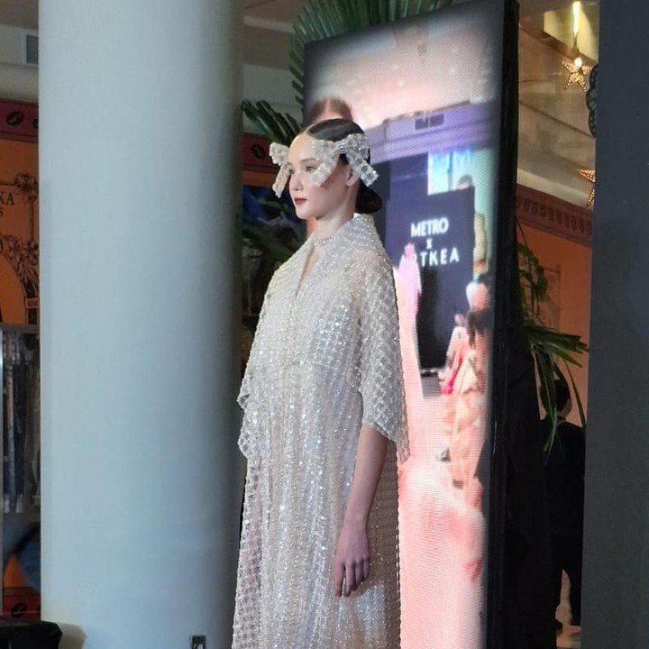 <p>Tentunya, hiasan pita ornamen pada baju dan aksesori rambut dari Artkea Classic menjadi pengikat keseluruhan koleksi ini. (Foto: Iin Yumiyanti)</p>
