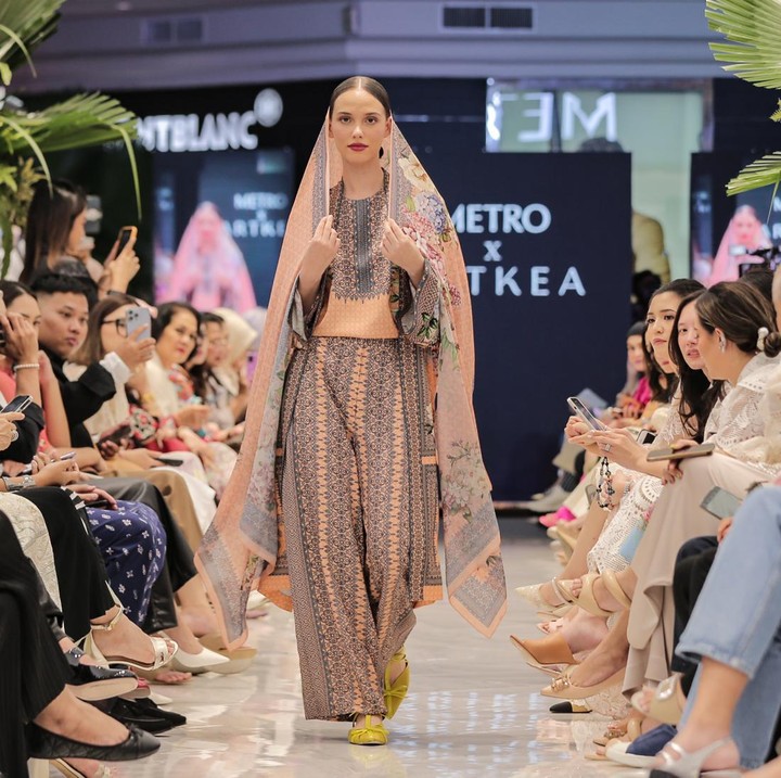 <p>Mengambil inspirasi dari tren mode saat ini serta melihat arsip desain Artkea dari tahun 1990-an, Raya Collection kali ini menggambarkan perasaan hangat yang dihadirkan oleh sebungkus hadiah yang dikemas cantik dengan pita hias dan menjadi cinderamata menawan bagi siapapun yang menerimanya. (Foto: METRO Department Store)</p>