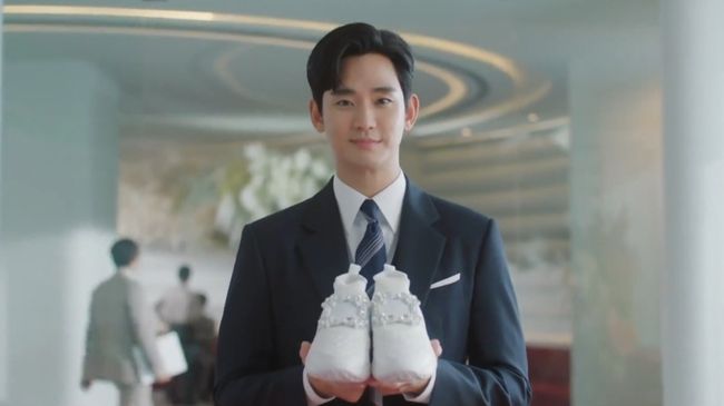Serial drama Korea 'Queen of Tears' membuat penggemar memburu sepatu kets putih merek Roger Vivier.
