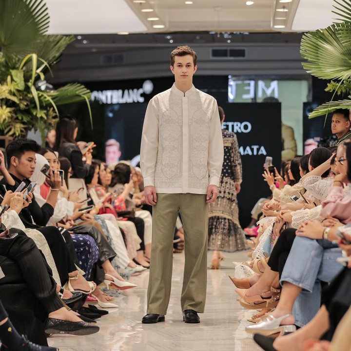 <p>Koleksi Royal Heritage ini pun hadir untuk pria dengan detail <em>embroidery</em> yang memberikan kesan mewah dan elegan ketika dikenakan. (Foto: METRO Department Store)</p>
