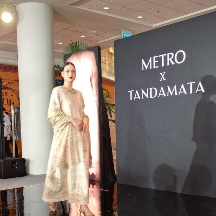 <p>Koleksi Raya 2024 Tandamata menampilkan keindahan dan keanggunan dalam setiap potongan <em>ready to wear</em>. Menghadirkan variasi warna-warna cerah yang sangat cocok untuk merayakan Hari Raya Idul Fitri Bunda sekeluarga. (Foto: Iin Yumiyanti)</p>