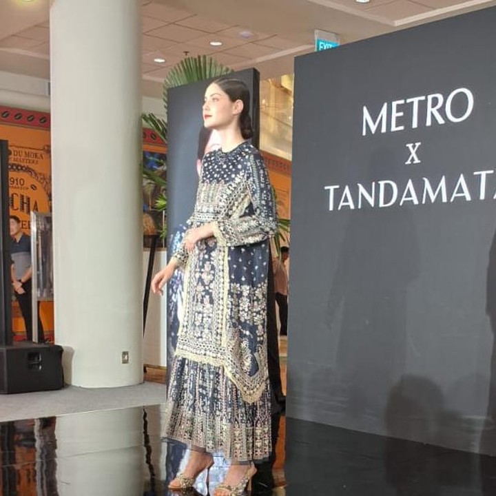 <p>Koleksi Raya 2024 Tandamata juga menampilkan kecantikan simetri memikat dari pola-pola geometri. Semua koleksi desainer dan brand terpilih yang ditampilkan pada METRO FESTIVE RAYA 2024 FASHION SHOW secara eksklusif hanya bisa Bunda dapatkan di METRO Plaza Senayan (Foto: Iin Yumiyanti)</p>