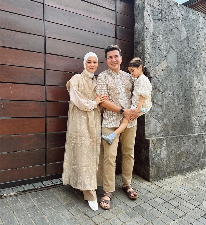5 Inspirasi OOTD Unik Lebaran Seleb, Nyaman Buat Silaturahmi!