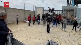 VIDEO: Pengungsi Gaza Berlomba Kejar Bantuan yang Turun dari Udara