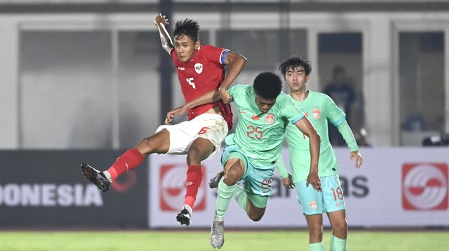 Timnas Indonesia U-20 bermain imbang lawan China U-20 dalam uji coba di Stadion Madya, Jakarta, Senin (25/3). Ji Da Bin mencetak gol indah di laga ini.