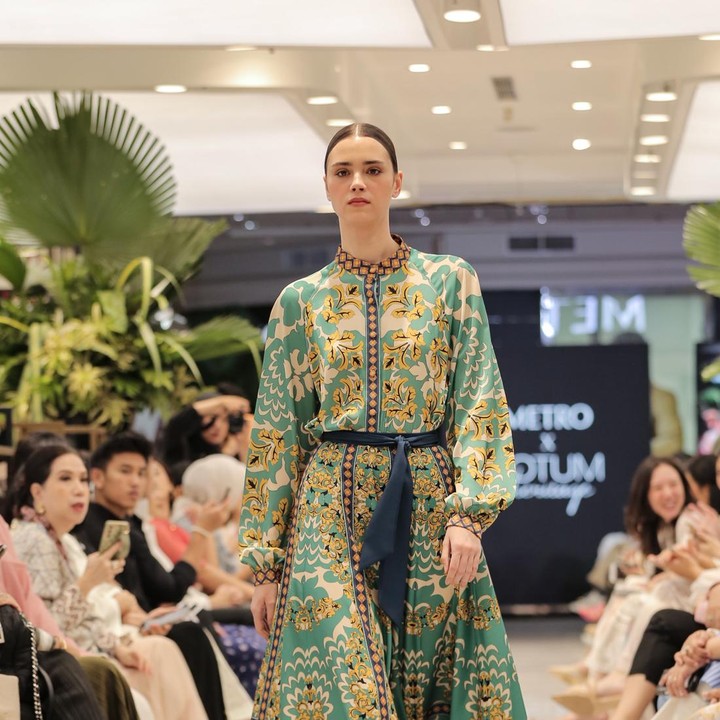 <p>Eid collection dari VOTUM Heritage kali ini hadir dengan detail print khas Indonesia, yaitu kombinasi budaya suku Dayak dan Toraja yang membuat koleksi kali berbeda dan semakin menawan. (Foto: METRO Department Store)</p>