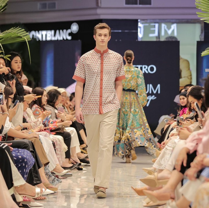 <p>Eid Collection dari VOTUM Heritage bisa digunakan untuk acara santai hingga semi formal. (Foto: METRO Department Store)</p>