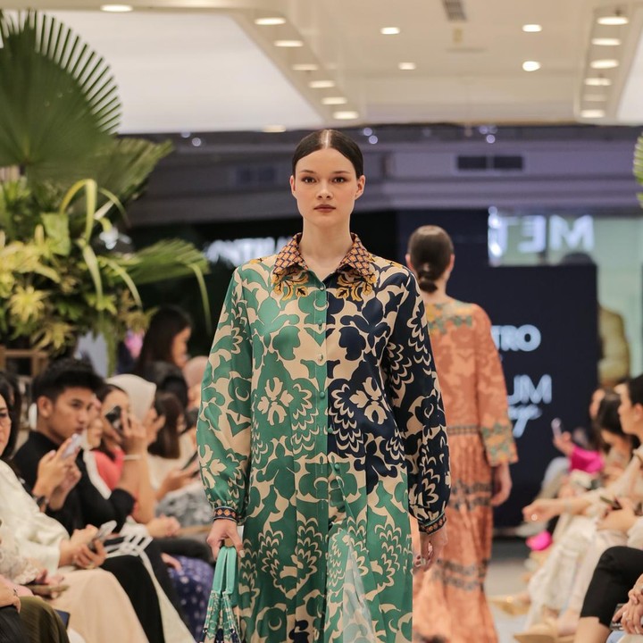 <p>Siluet flowy dengan material yang ringan membuat 10 koleksi dari VOTUM Heritage ini sangat nyaman dipakai dan juga <em>versitile</em>. (Foto: METRO Department Store)</p>