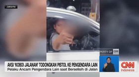 VIDEO: Aksi 'Koboi Jalanan' Todongkan Pistol ke Pengendara Lain