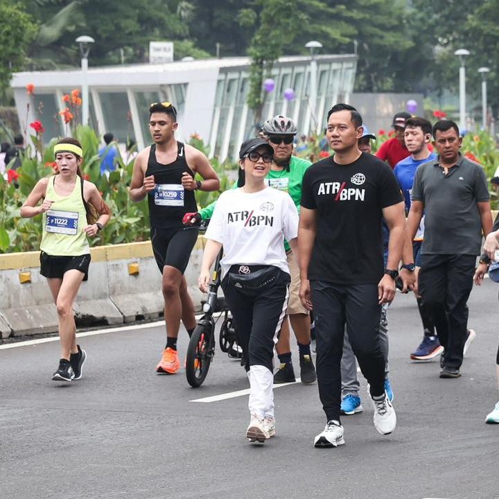<p>Di waktu senggang, Annisa juga tidak lupa untuk <em>quality tim</em>e dengan suaminya. Belum lama ini, ia dan sang suami terlihat ikut jalan sehat di <em>car free day</em> (CFD) di Jakarta. Sejak menikah 18 tahun lalu, rumah tangga Annisa dan Agus selalu tampak harmonis, Bunda. (Foto: Instagram @annisayudhoyono)</p>