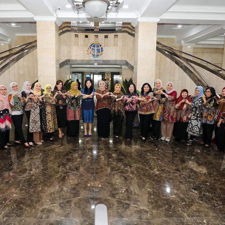 <p>Pada awal Maret, Annisa untuk pertama kalinya ikut rapat bersama Ikawati. Perempuan 42 tahun ini mengaku senang bisa menjadi bagian dari keluarga besar Ikawati. "Senang sekali bisa bekerja bersama dengan perempuan-perempuan hebat pendamping suami dalam mengabdi kepada negara," tulisnya di Instagram. (Foto: Instagram @annisayudhoyono)</p>