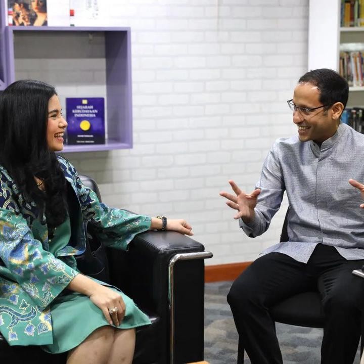 <p>Kehadiran Annisa sebagai pembina Ikawati Kementerian ATR/BPN disambut positif. Belum sebulan menjabat, Annisa sudah dipercaya hadir di berbagai acara. Salah satunya ketika mewakili Ikawati berkunjung ke Gedung Kemendikburistek Jakarta dan bertemu Menteri Nadiem Anwar Makarim, B.A., M.B.A. (Foto: Instagram @annisayudhoyono)</p>