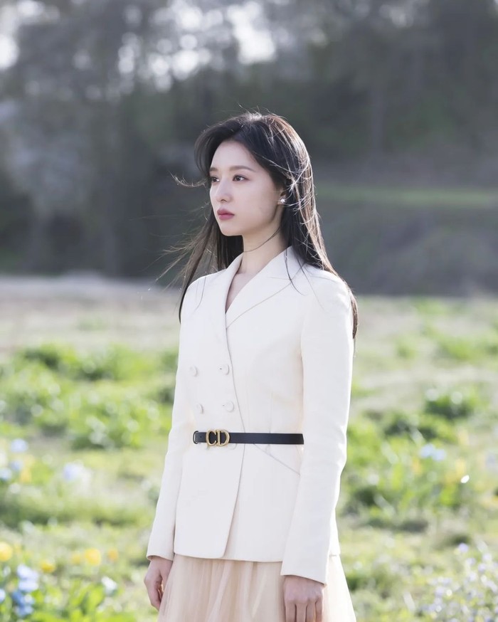 Aura tangguh dan lembut ternyata dapat disatukan melalui gaya berpakaian, Beauties. Hal tersebut dibuktikan oleh Hong Hae In yang bergaya memesona dengan mengenakan blazer putih dan rok bewarna cokelat hangat serta sabuk hitam./ Foto: allkpop.com