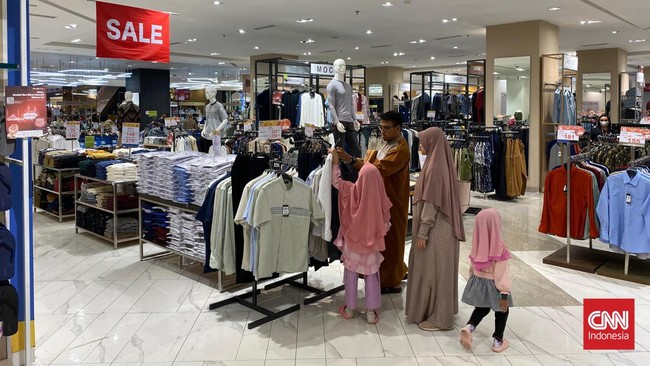 Kemeja Pria Promo Mulai Rp125 Ribuan di Transmart Full Day Sale Kemeja dan flanel pria sedang ada promo harga spesial plus diskon tambahan 20 persen di Transmart Full Day Sale, Minggu (25/5).