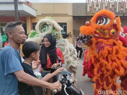 Lucu Banget, Barongsai Ikut Bagi-bagi Takjil di Sidoarjo