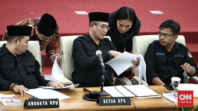 Selain menggandeng kantor hukum, Komisioner KPU mengatakan pihaknya juga menyiappkan jawaban dan bukti-bukti untuk sidang sengketa pemilu.