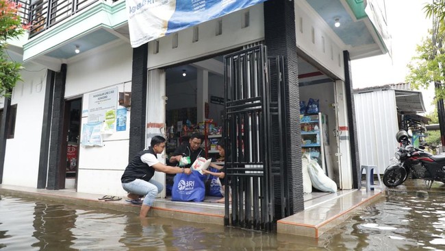 Program CSR BRI Peduli menyalurkan bantuan terhadap masyarakat yang terdampak bencana alam banjir di Kabupaten Demak dan Kudus, Jawa Tengah.