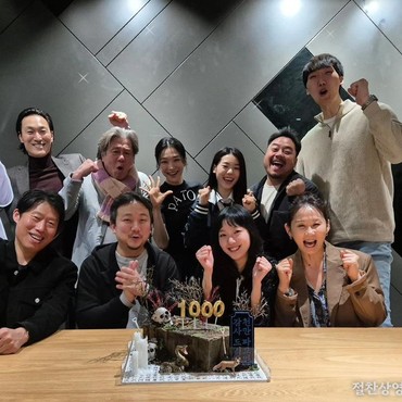 Pemain 'Exhuma' Kompak Rayakan 10 Juta Penonton dengan Kue Peti Mati