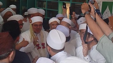 img-title Penampilan Terbaru Habib Rizieq Ditemani Istri Daun Muda Saat Safari Dakwah