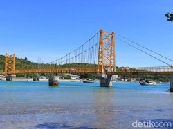 Pesona Ikonik Jembatan Kuning di Atas Laut Nusa Lembongan Klungkung