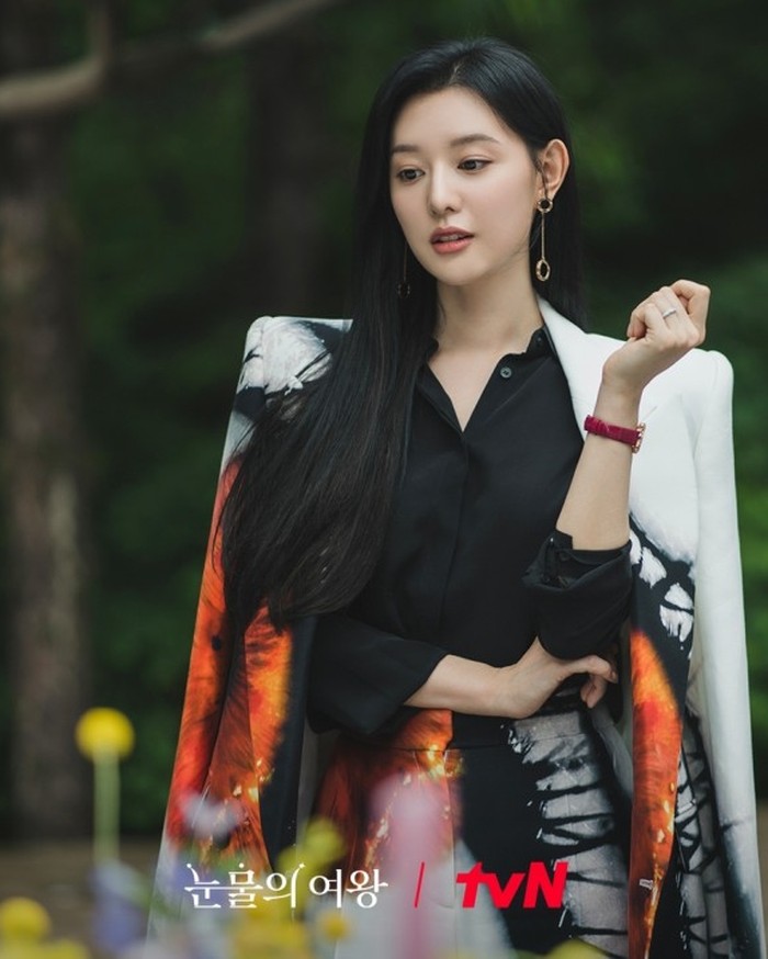 Karakter Hong Hae In yang diperankan oleh Kim Ji Won dikenal dengan kebebasannya dalam mengekspresikan gaya berbusana, salah satunya adalah kemeja hitam yang dipadukan dengan setelan jas bercorak eksentrik./ Foto: instagram.com/dispatch_style