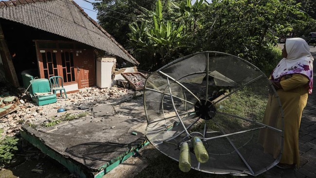Pemerintah menetapkan status tanggap darurat bencana selama 21 hari menyusul gempa di perairan Tuban atau dekat Kepulauan Bawean.