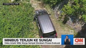 VIDEO: Minibus Terjun ke Sungai