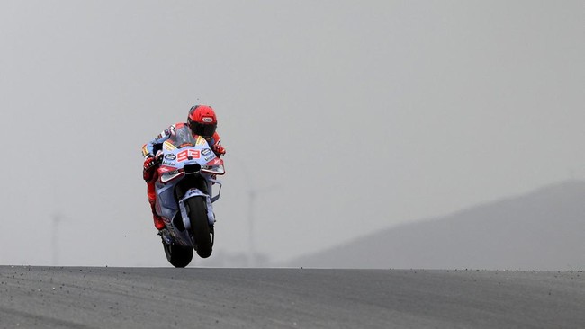 Mantan juara dunia balap motor Emilio Alzamora menyebut Marc Marquez hanya perlu bersabar dengan motor Ducati untuk juara MotoGP musim ini.
