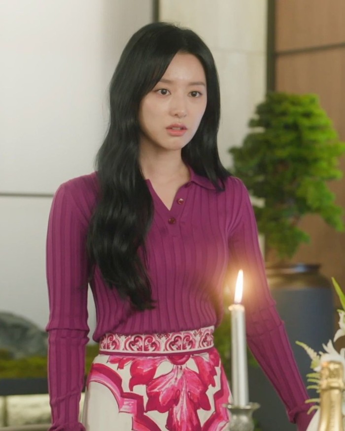 Pemilihan warna dan corak sangat berpengaruh untuk menciptakan kesan mewah dan elagan dalam penampilan Hong Hae In yang tampil harmonis mengenakan blouse bewarna fusia dan rok bercorak bunga./ Foto: instagram.com/dispatch_style