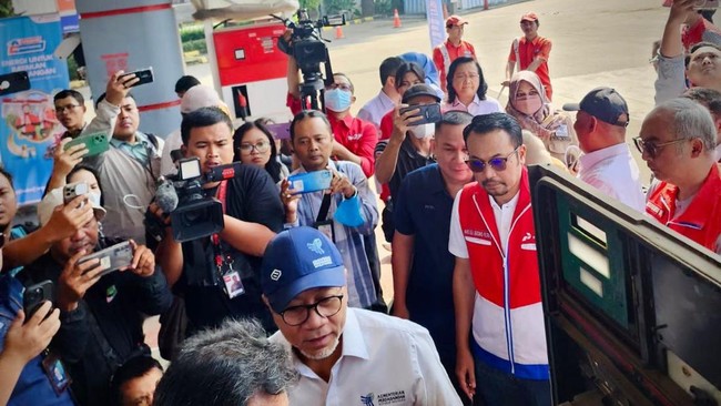 Mendag Zulhas didampingi Direktur Pemasaran Regional Pertamina Patra Niaga Mars Ega Legowo menyegel tiga dispenser SPBU 34.41345 di KM 42 Tol Jakarta-Cikampek.