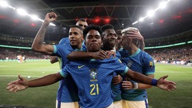 FOTO: Endrick Cetak Rekor, Brasil Bikin Inggris Keok di Wembley