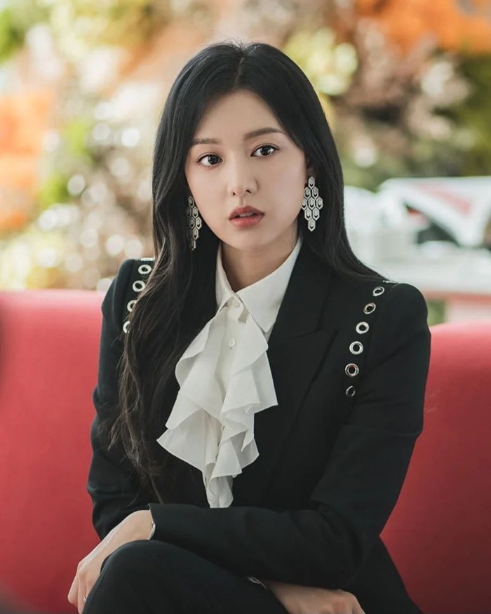 Poin utama dalam gaya berpenampilan Hong Hae In adalah kesan kuat yang dipertegas seperti padu padan jas hitam dengan desain lubang pada bagian lingkar bahu dan kemeja putih beraksen renda pada kerahnya./ Foto: instagram.com/dispatch_style