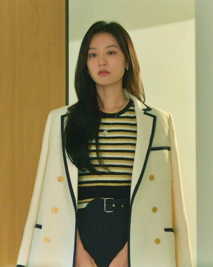 Sesekali Hong Hae In juga mencoba memancarkan aura manis dalam penampilan mewahnya seperti pada potret di atas dimana Kim Ji Won mengenakan blouse bergaris yang dibalut blazer putih dengan kancing keemasan./ Foto: instagram.com/dispach_style