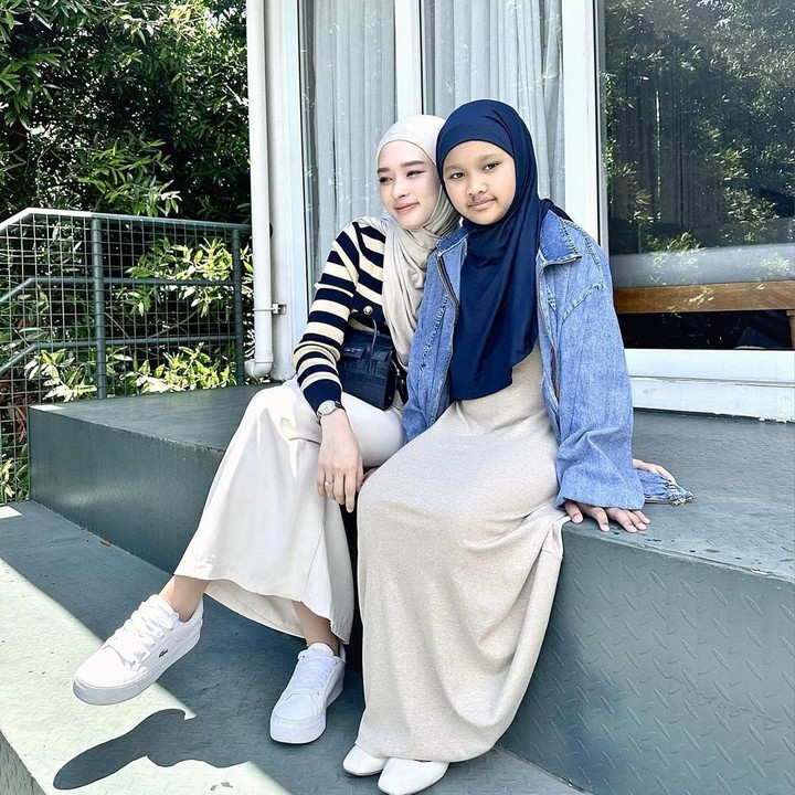 <p>Dalam potret terbarunya bersama sang putri, Inara menuliskan pesan tentang caranya menanamkan sikap baik ke Starla. "Sedari kecil, anak2 terutama Starla krn dy perempuan, slalu ku tanamkan bahwa lebih utama rapih ketimbang cantik, lebih utama sopan ketimbang pintar, lebih utama cukup daripada berlebihan. Spy kelak insyaallah dy tumbuh menjadi seseorang yg cantik, pintar dan pny byk bakat yg mampu melihat sisi orglain lbh jauh dr sekedar apa yg terlihat mata dan menghargai orglain apapun keadaan org tsb dan tnp mengurangi value dirinya dan mengesampingkan perintah TuhanNya, aamiin," tulisnya. (Foto: Instagram @mommy_starla)</p>