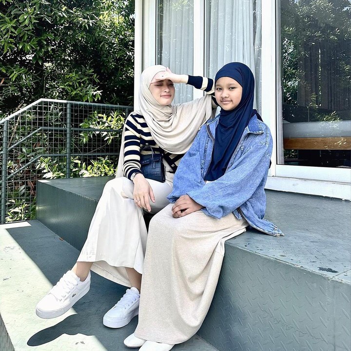 <p>Unggahan ini mendapatkan banyak respons dari netizen. Inara merespons beberapa komentar, di antaranya netizen yang menganggap wajah putrinya mirip sang ayah. "Pd heran liat anak mirip bapaknya, ntar klo mirip laki org atau laki lu lbh heran lg lu, ribut dah lu ber2," tulisnya. (Foto: Instagram @mommy_starla)</p>