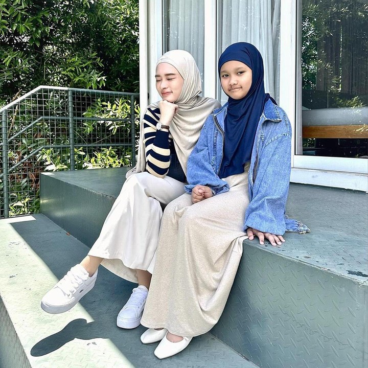 <p>Inara juga menjawab komentar negatif dari netizen yang ditujukan untuk putrinya, Bunda. Jawaban ini cukup menohok, mengingat banyak netizen yang menuliskan komentar negatif di kolom komentar. "Netijen remot yg hobi ngatur dan nyuruh2 biasanya ada 2 golongan, akun privat gak ada foto profil, sm satu lg ..fotonya mending gak usah ada skalian," kata Inara menjawab netizen lainnya. (Foto: Instagram @mommy_starla)</p>
