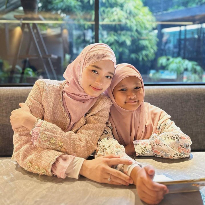 <p>Anak pertama Virgoun dan Inara Rusli, Starla Rhea Idola Virgoun, mencuri perhatian karena wajahnya yang disebut kembaran sang Ayah. Baru-baru ini, potret Starla yang berusia 8 tahun diunggah sang Bunda di media sosial. (Foto: Instagram @mommy_starla)</p>