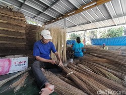 Sapu Lidi Kelapa asal Pangandaran Laku di Pakistan dan India