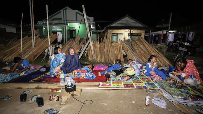 Sejumlah warga Pulau Bawean, Kabupaten Gresik, Jawa Timur mengalami trauma dan khawatir kembali ke rumah pasca gempa yang terjadi.